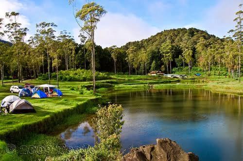 沙马林达Borneo camp的一组帐篷,位于湖边