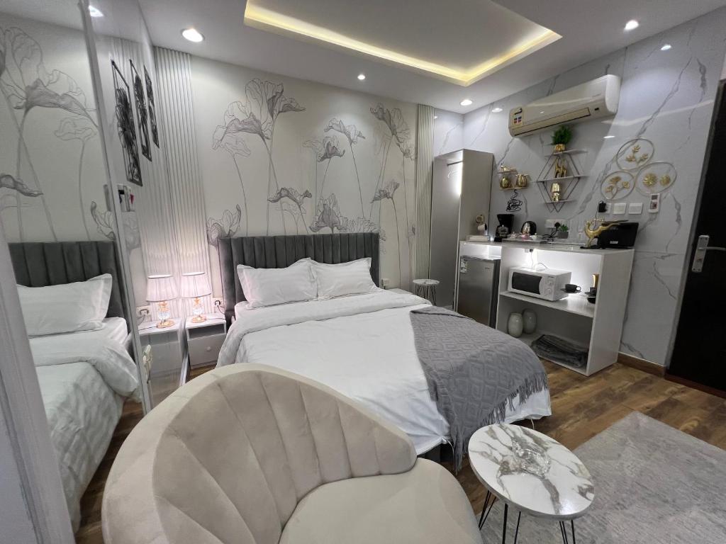 利雅德Riyadh season studio的卧室配有1张床、1张桌子和1把椅子