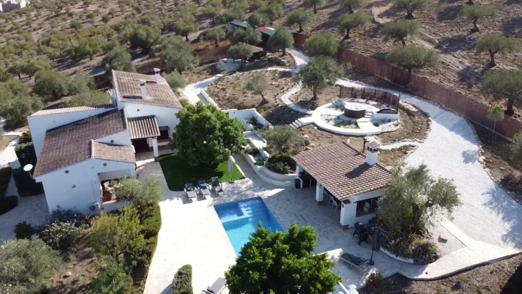 阿洛拉Villa Mantequilla的享有带游泳池的房屋的空中景致