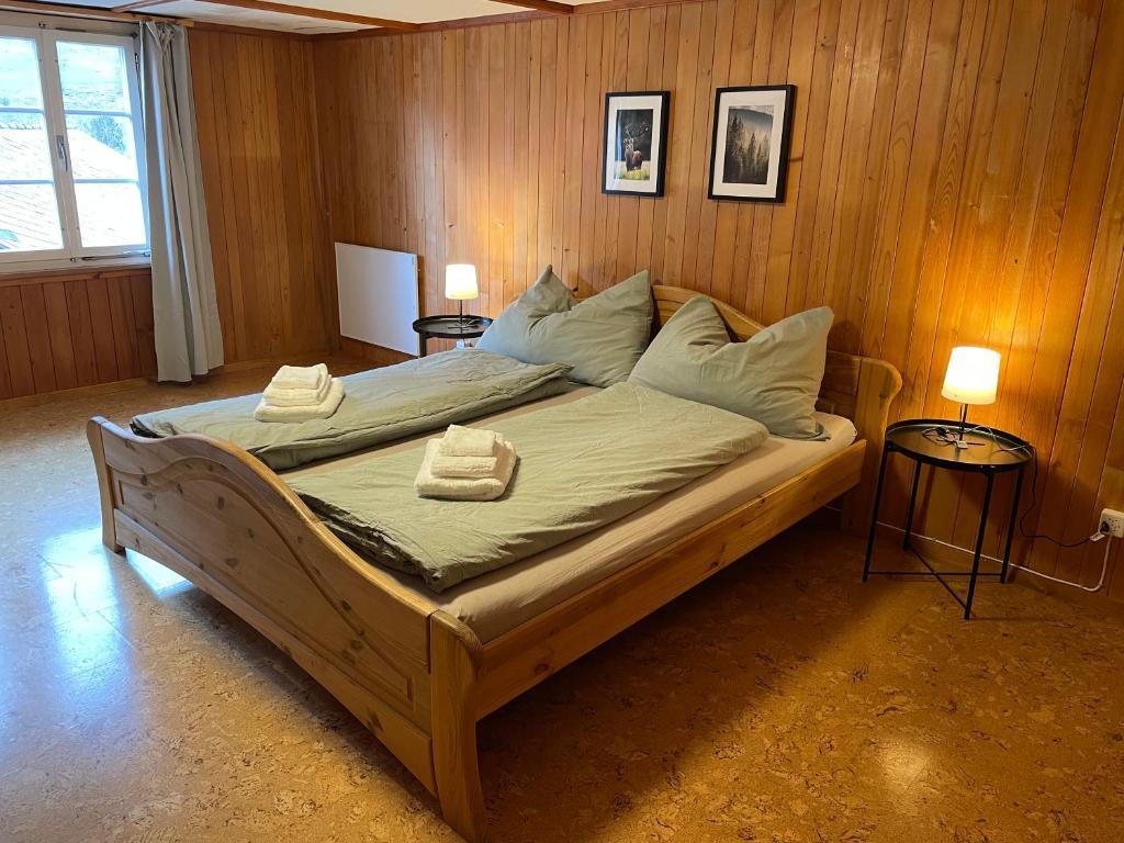 因内特基尔兴Gemütliche Wohnung mit traditionellem Trittofen的一间卧室配有一张大床和两条毛巾