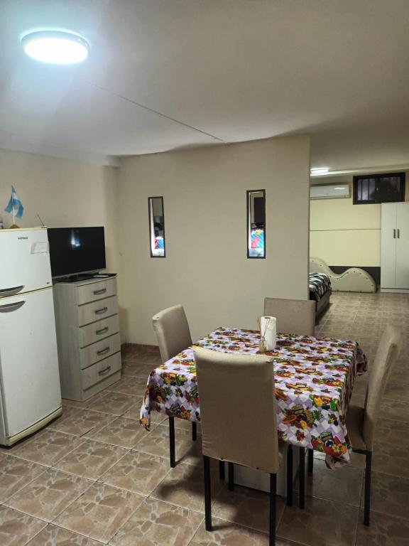 Las Herasla pipi的用餐室配有桌椅和冰箱