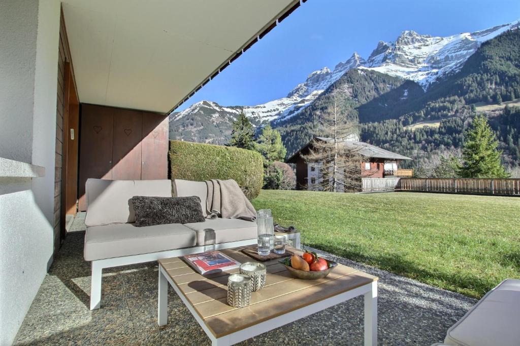 尚佩里Garden, Terrasse, Relax的带沙发和桌子的客厅以及山脉