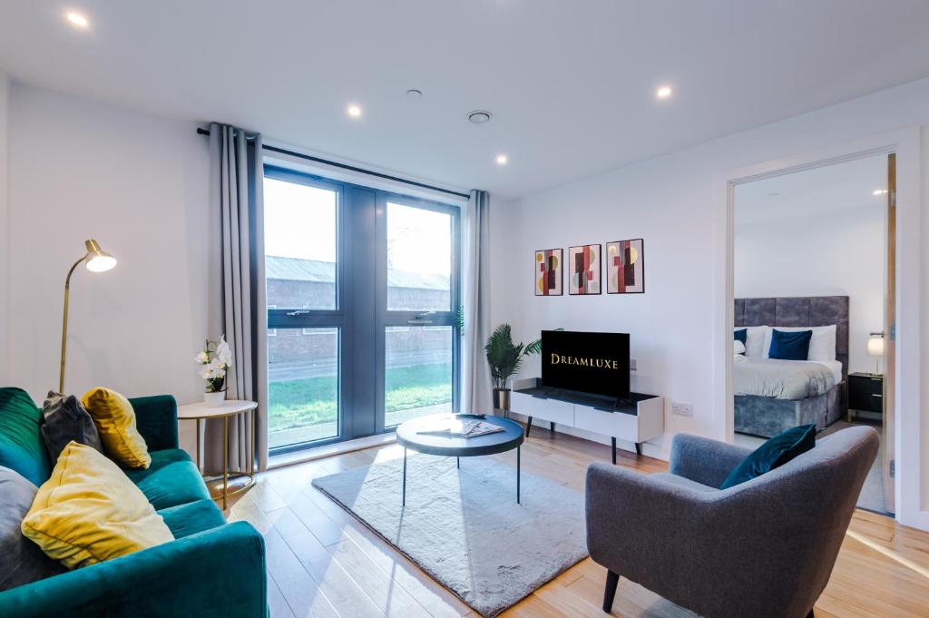 伯明翰Sterling Suite - Modern 2 Bedroom Apartment in Birmingham City Centre - Perfect for Family, Business and Leisure Stays by Dreamluxe的客厅配有沙发、椅子和1张床
