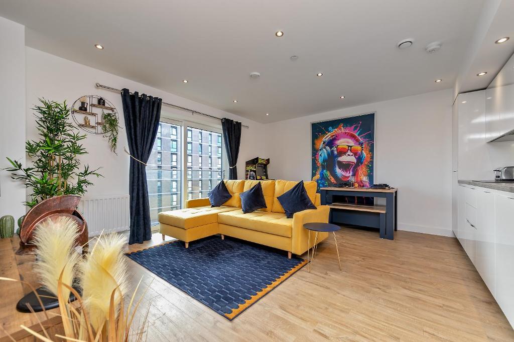卢顿Luxury Apartment-Free Parking-Central Location的客厅配有黄色沙发和绘画作品