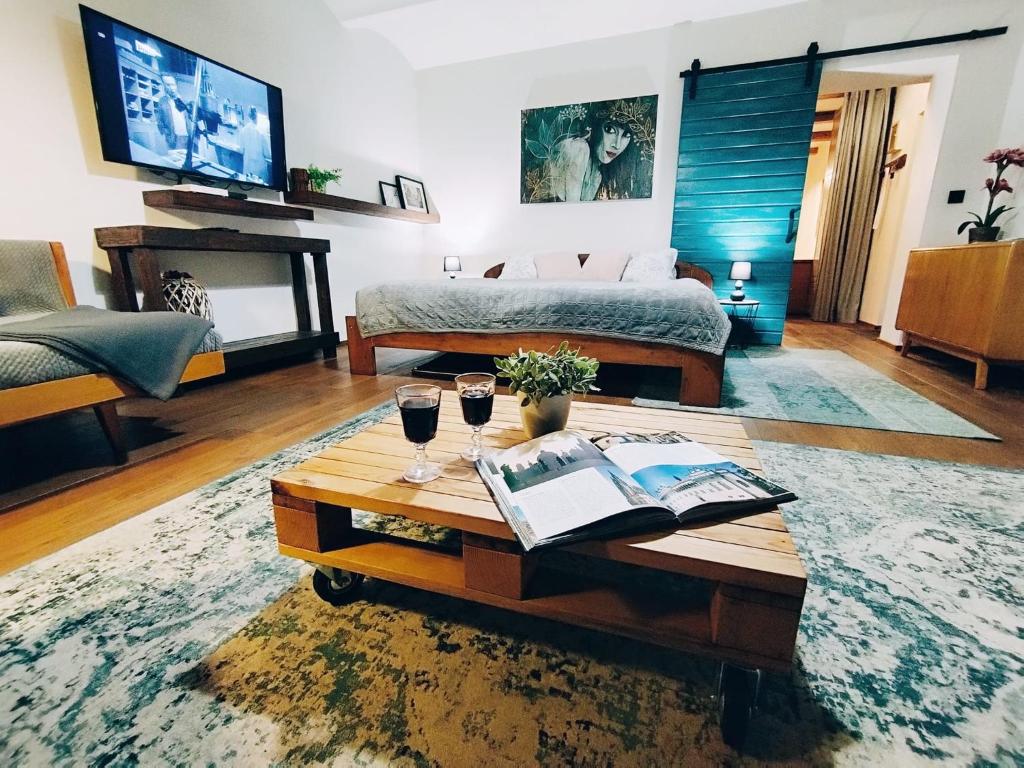 拉贝河畔布兰迪斯-斯塔拉博雷斯拉夫Onefourfour Apartment的客厅配有床和带酒杯的桌子