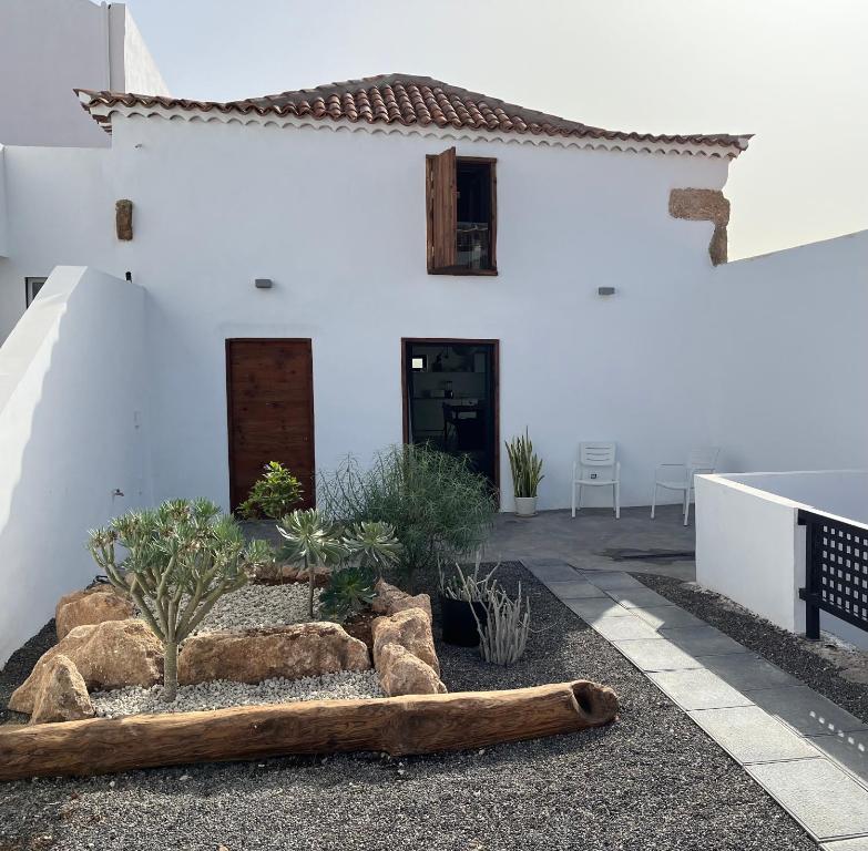 圣米格尔德阿沃纳Casa El granero de Antonio的前面有花园的白色房子