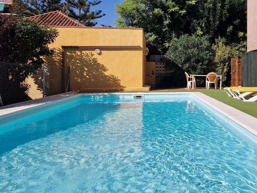 滨海普雷米亚Pool and relax 20' from Barcelona的院子里的大型蓝色游泳池