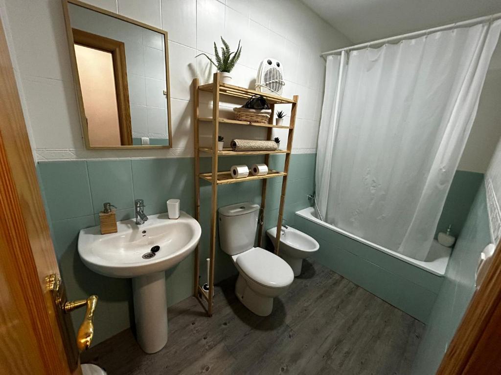 圭哈尔谢拉La fuente的一间带水槽、卫生间和镜子的浴室