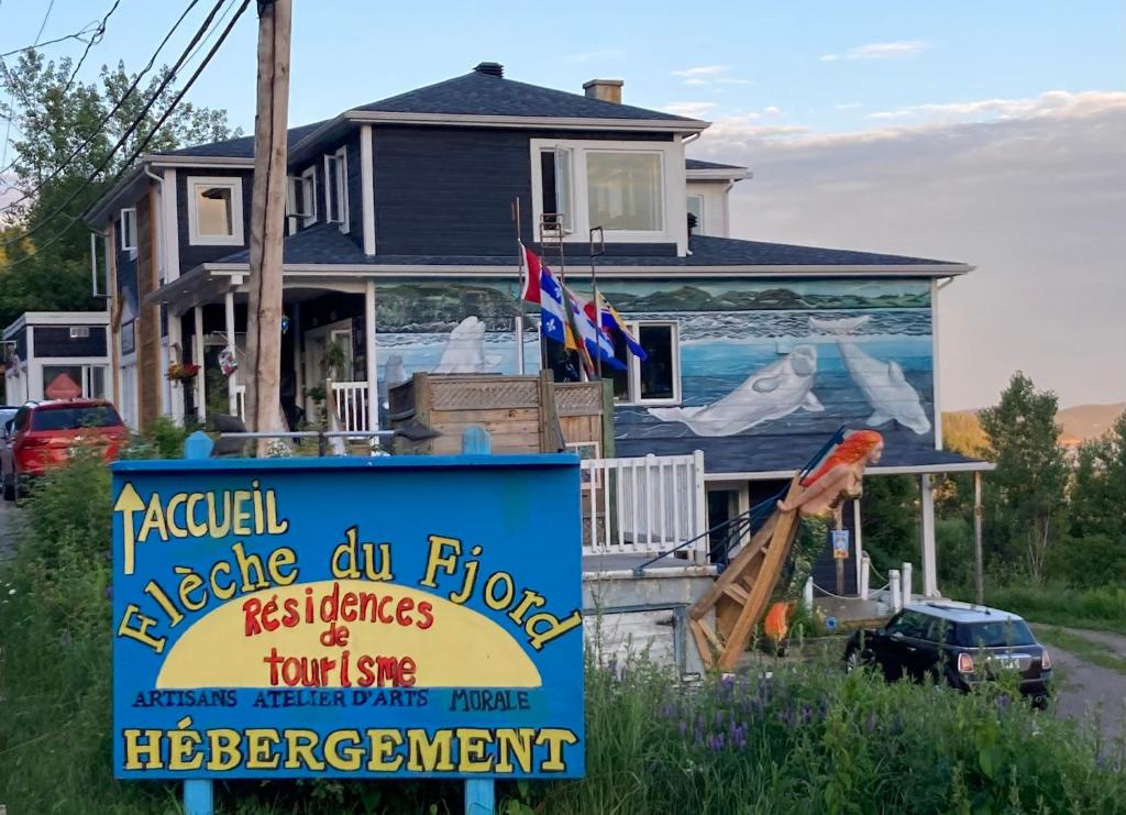 Saint-FulgenceSuite 3, Flèche du fjord, vue Saguenay, Mont Valin的前面有标志的房子