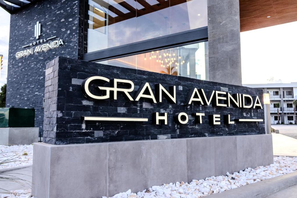 纳沃华Hotel Gran Avenida, Navojoa的大楼前方阿甘维拉酒店的标志