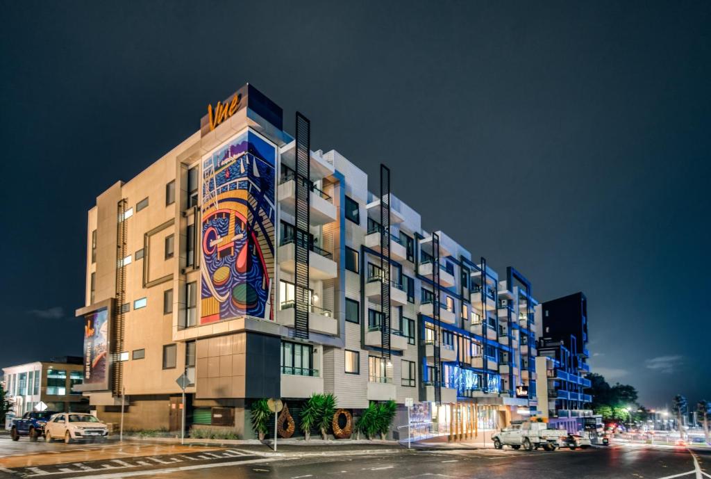 吉朗Vue Apartments Geelong的一面有壁画的建筑