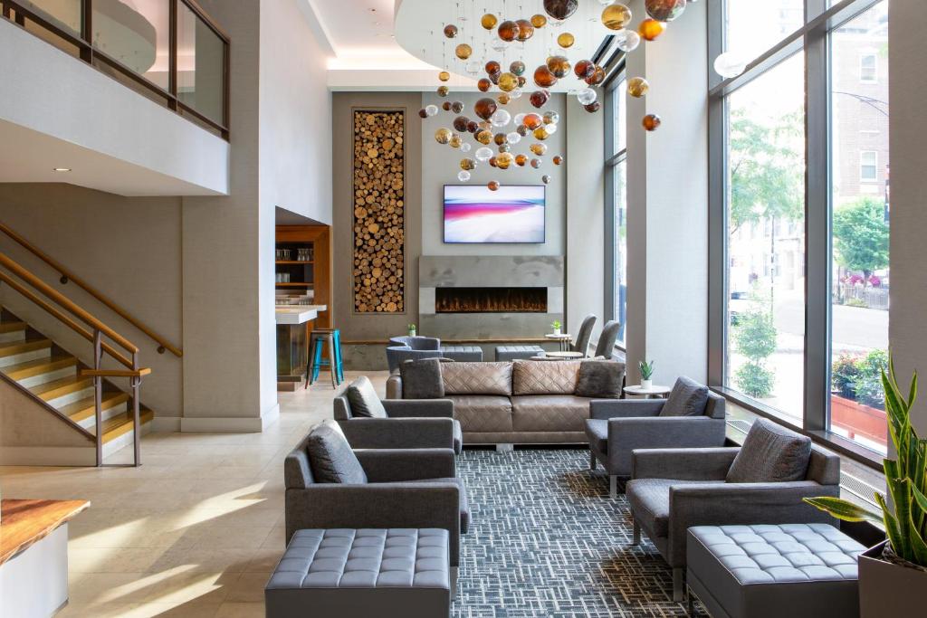 芝加哥菲利克斯酒店的大堂配有沙发、电视和壁炉。