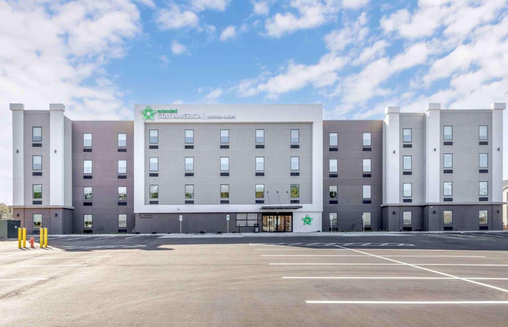 邓肯Extended Stay America Premier Suites - Greenville - Spartanburg - I-85的一座大型建筑,前面设有停车场