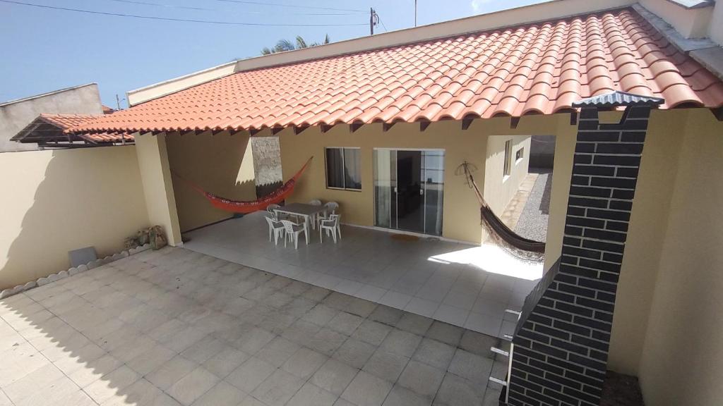 巴纳伊巴Casa Caminho da Alvorada的房屋设有瓷砖屋顶和庭院