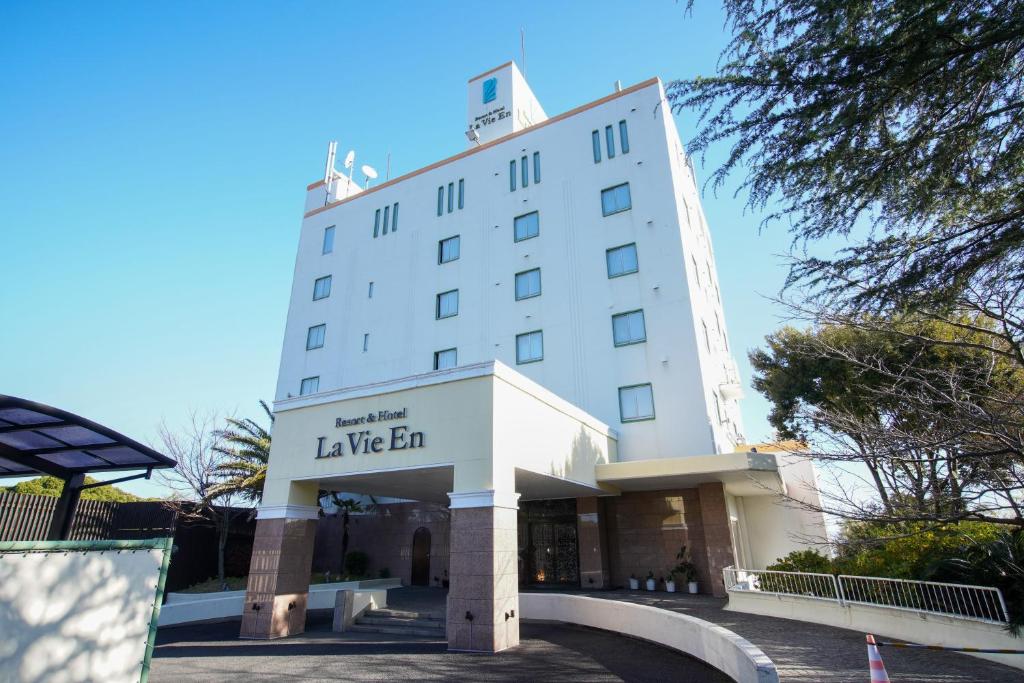 ホテル ラヴィアン HOTEL Lavien的前面有标志的大型白色建筑