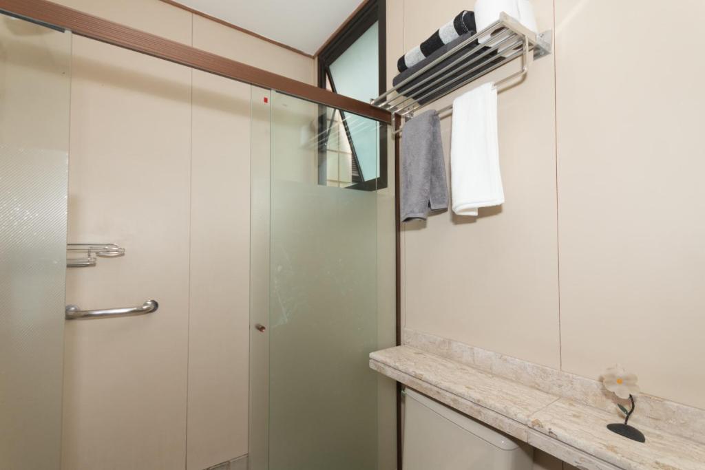 贝洛奥里藏特Volpi Residence na Savassi - Sinta-se em casa!的一间带玻璃淋浴和水槽的浴室