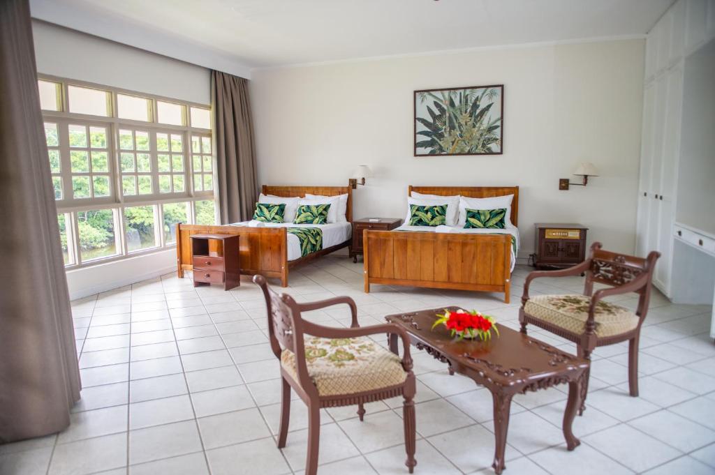 太平洋港Yatu Lau Lagoon Resort Fiji的客厅配有沙发和桌子