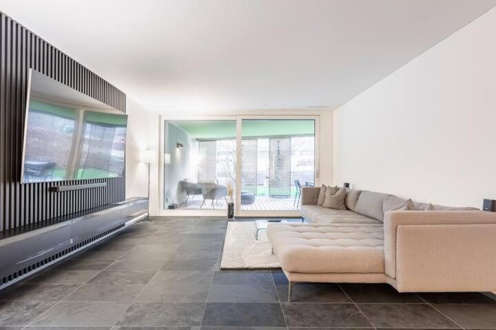 苏黎世Luxus Wohnung mit Garten的带沙发和平面电视的客厅
