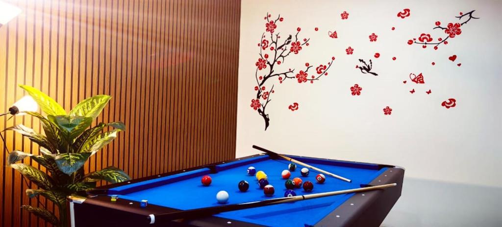 怡保19pax Ipoh Semi-D W/Pool Table & Karaoke ISD03 R的墙上的台球桌,上面有球和蝴蝶
