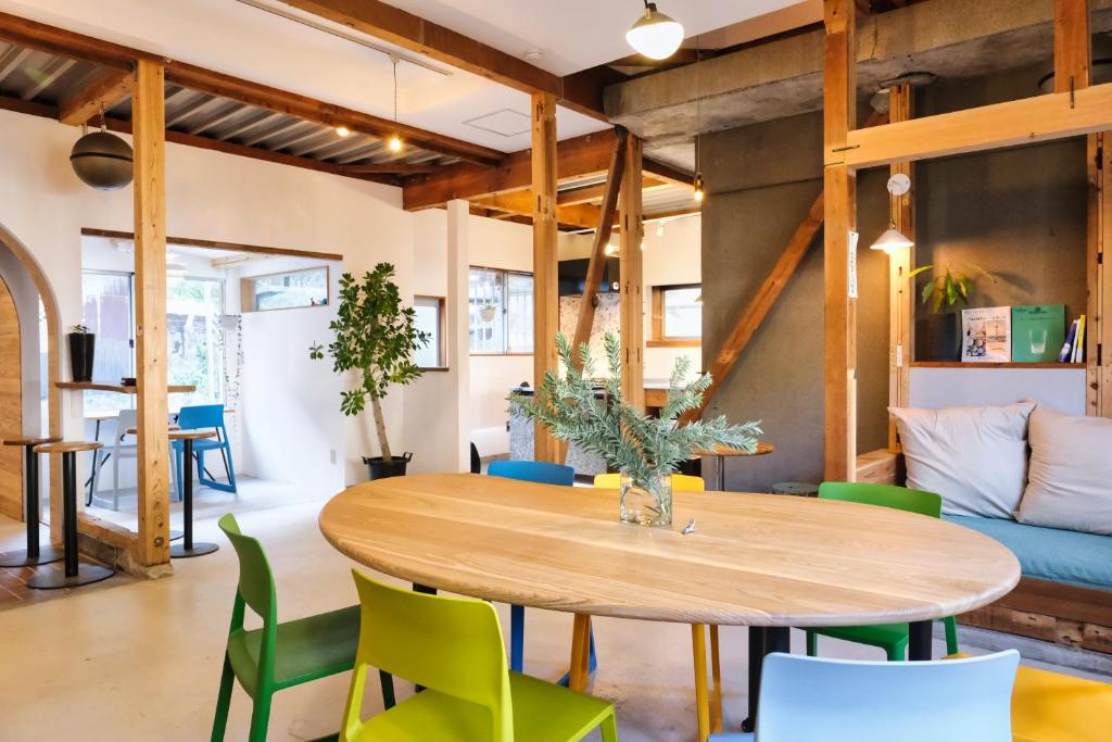 沼津palette的一间带木桌和绿色椅子的用餐室
