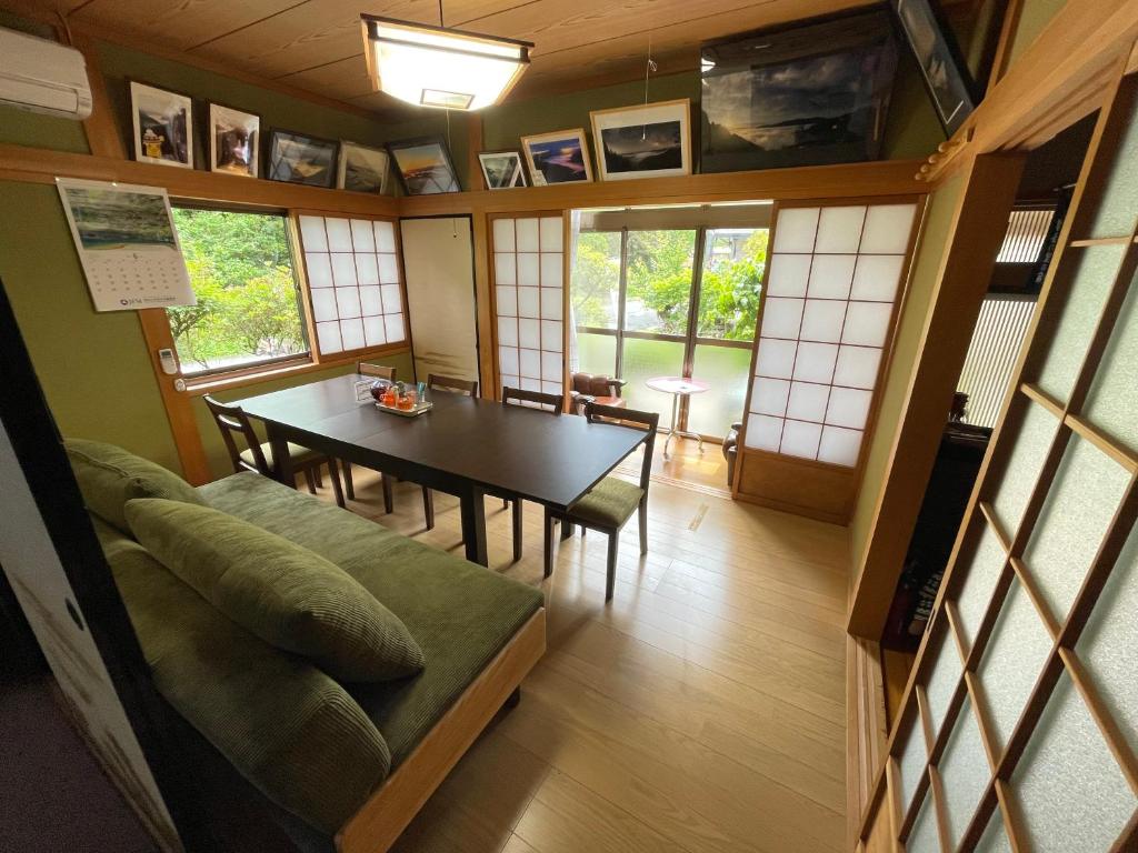 Nosegawa云海民宿的一间带桌子的房间和一间用餐室
