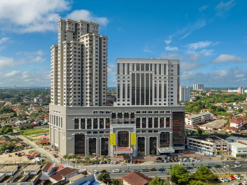 哥打巴鲁Renai Hotel Kota Bharu的城市中两座高大的白色建筑