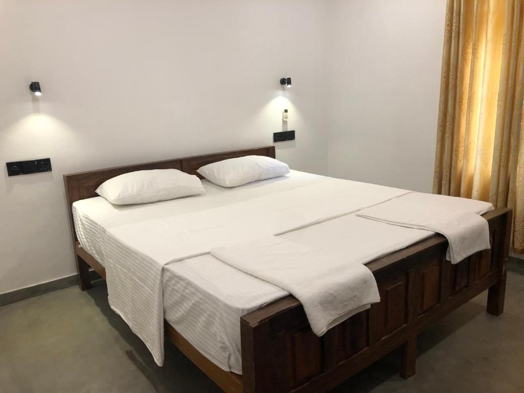 阿杭格默Villa Bilimbi的卧室配有一张带白色床单和枕头的大床。