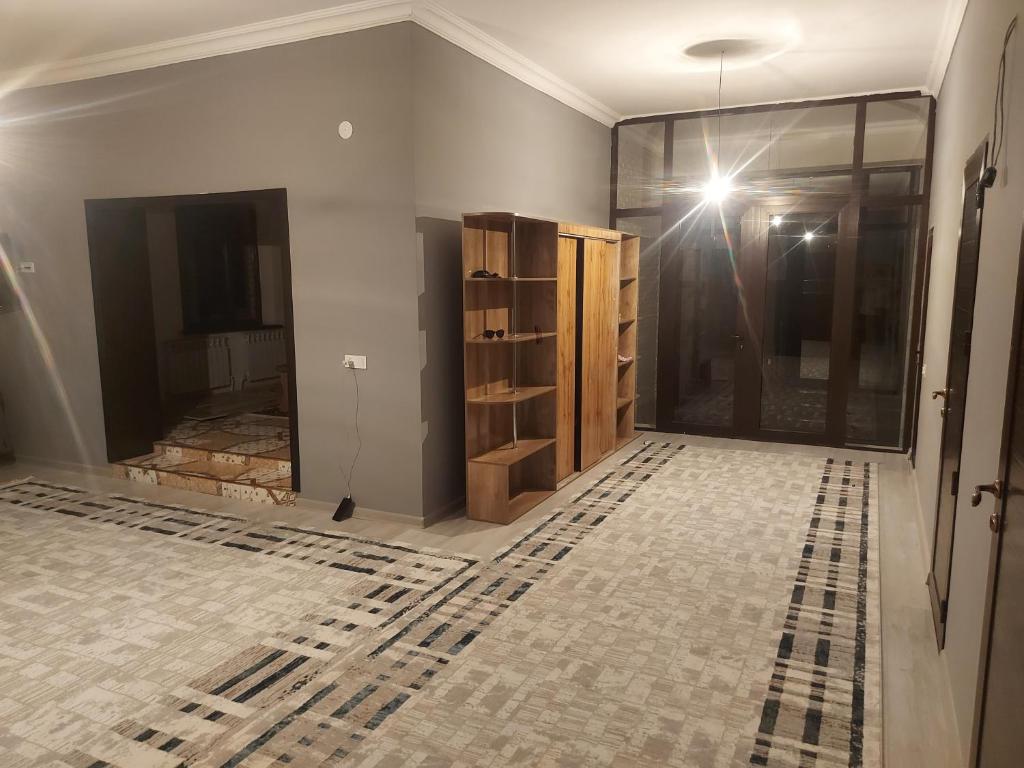 Türkistanmunazhat的客房正在以瓷砖地板改造