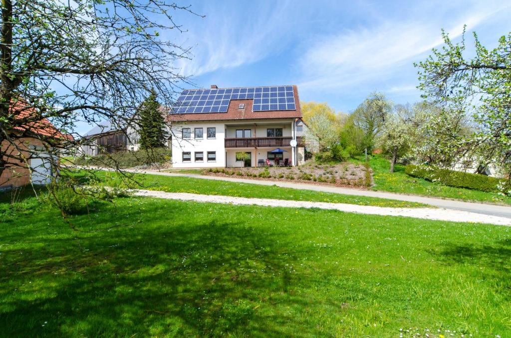 奥夫塞斯Ferienwohnung Kobelsberg的屋顶上设有太阳能电池板的房子