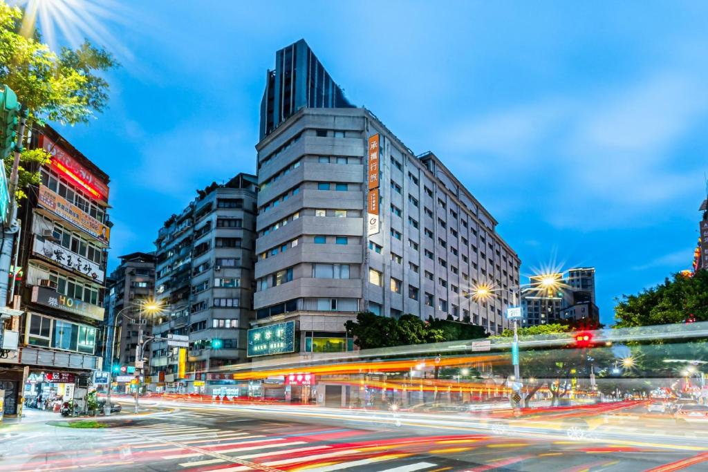 台北承携行旅台北重庆馆的一条晚上有高楼城市街道