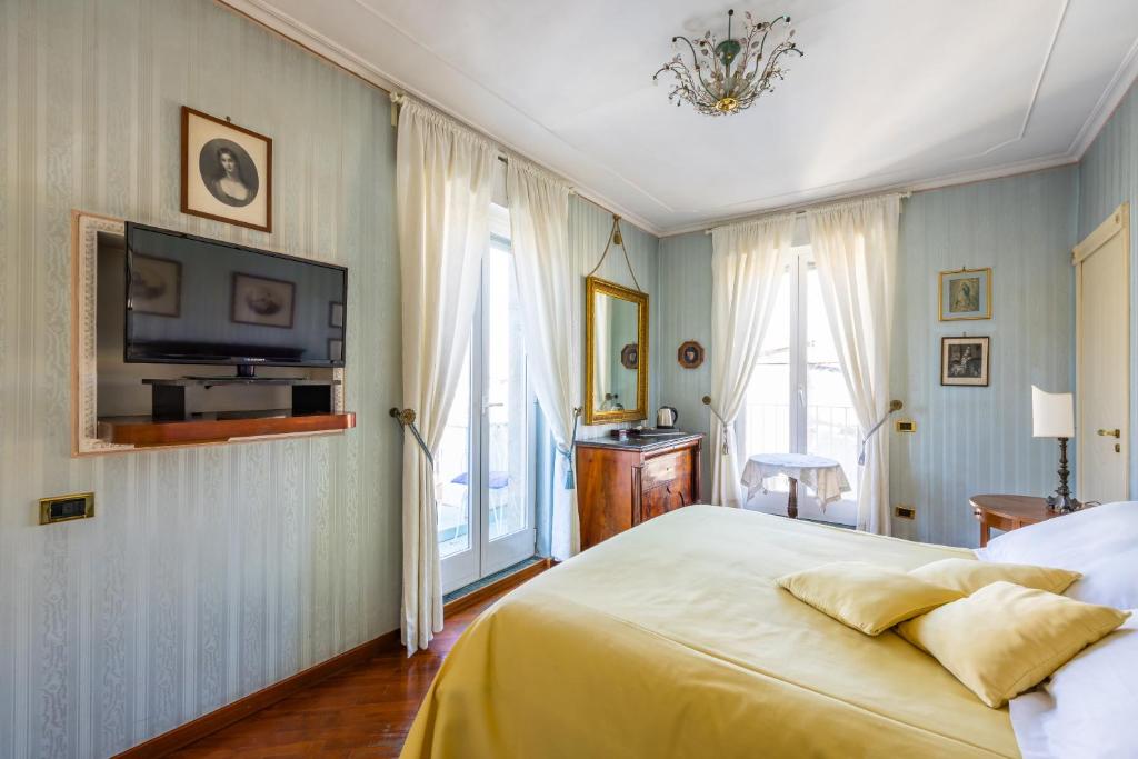那不勒斯La Casa Di Bruno Napoli的一间卧室配有一张床,墙上配有电视