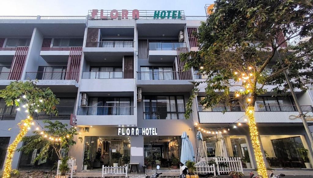 富国FLORA Hotel Phu Quoc的建筑前灯的酒店