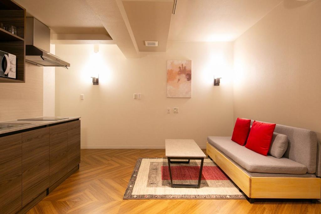 东京THE CONTRAIL Ebisu的客厅配有红色枕头的沙发