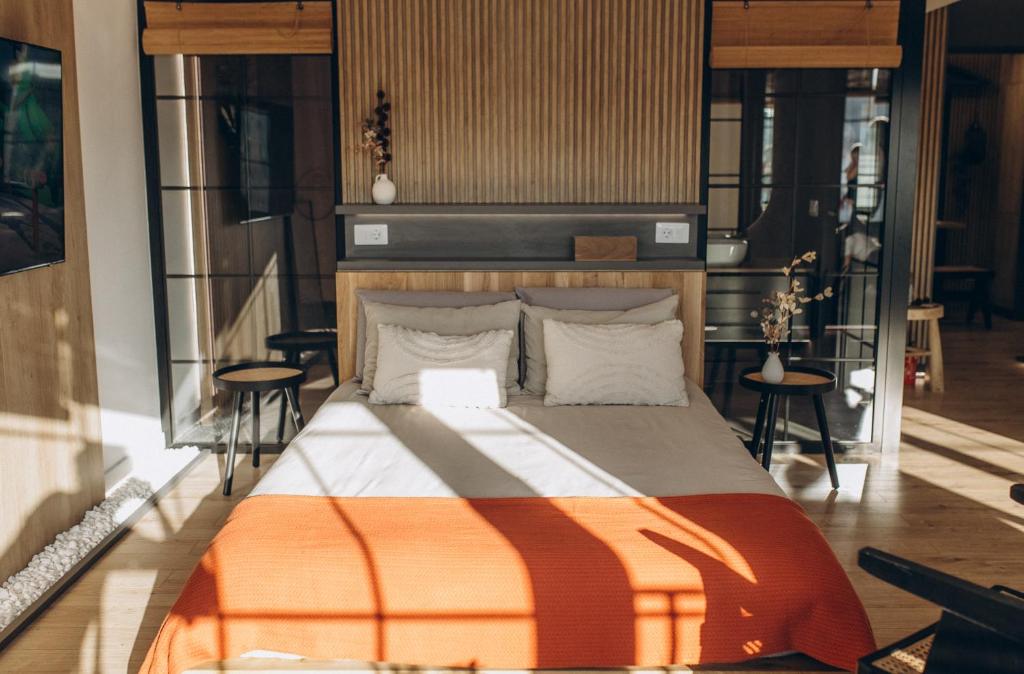 雅西Great Exodus - Iasi City Center的一间卧室配有一张带橙色和白色棉被的床