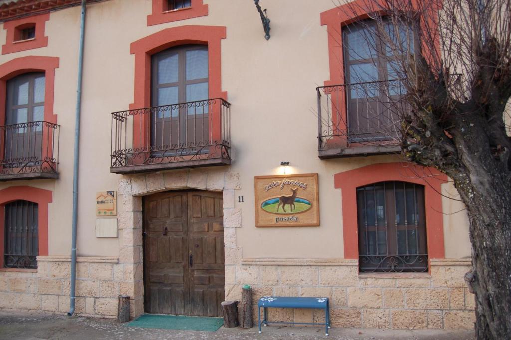 ValdealvilloPosada Casa Juanes的一座有门和标志的建筑