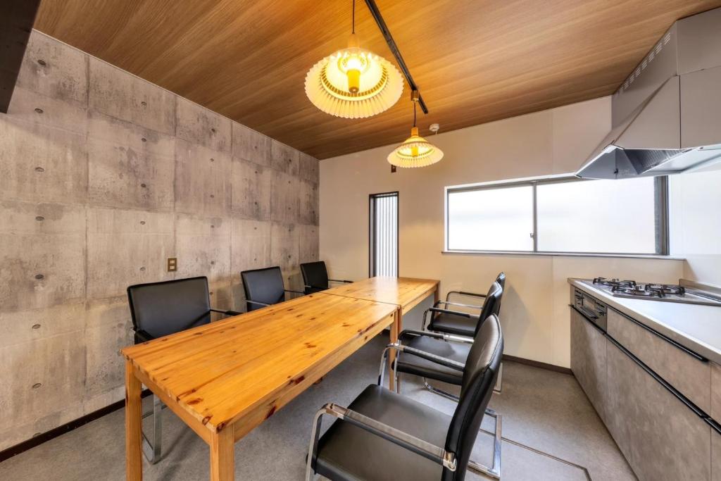 阿扎格瓦Yoshimura igariya的一间带木桌和椅子的用餐室