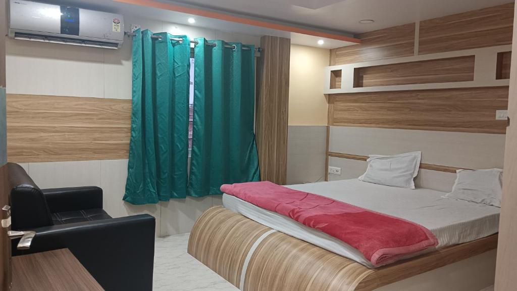 GoddāRaj Darbar Hotel的一间卧室配有一张带绿帘的床