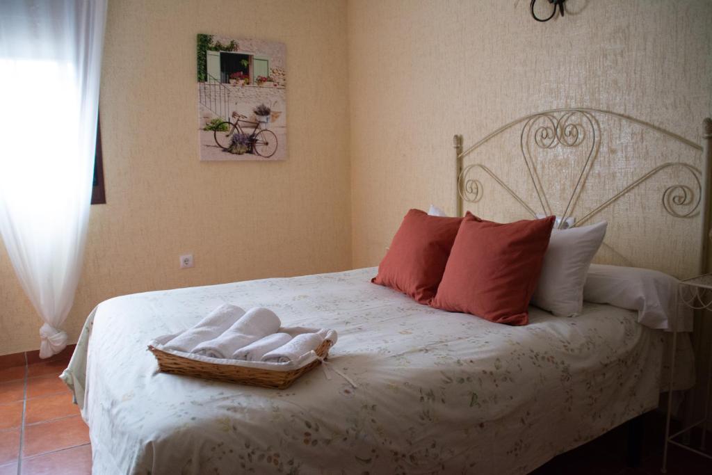 阿尔科斯-德拉弗龙特拉Hostal Rural La Plata Parking Incluido的一间卧室配有一张床,上面有两条毛巾