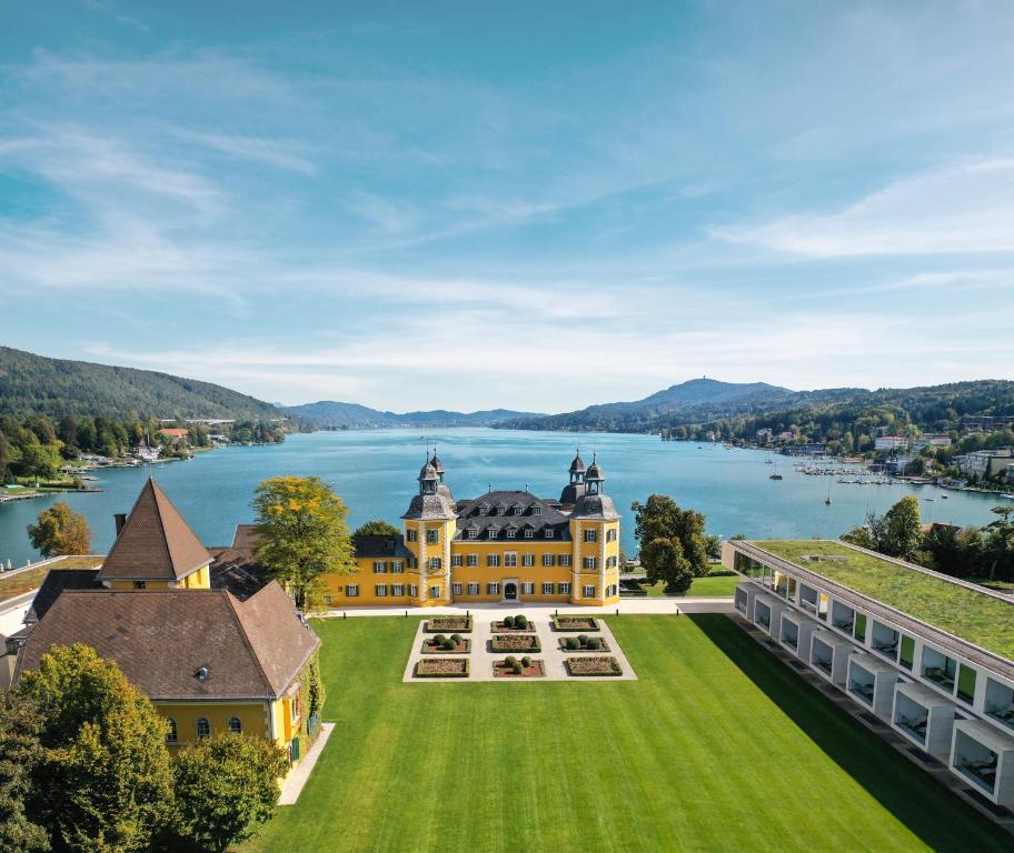 沃尔特湖畔韦尔登韦尔登富肯斯坦纳城堡酒店-世界顶级酒店集团的享有大草坪建筑的空中景致