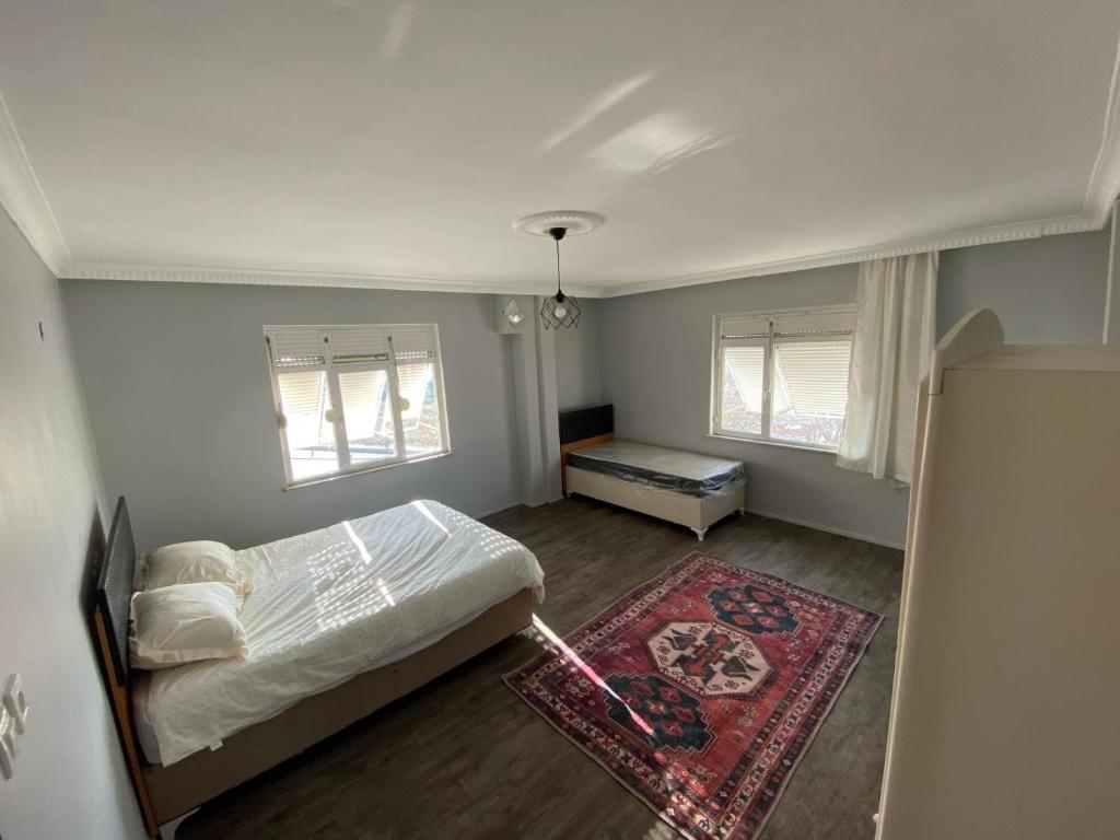 ArnavutköyTriplex house 2的一间小卧室,配有床和地毯