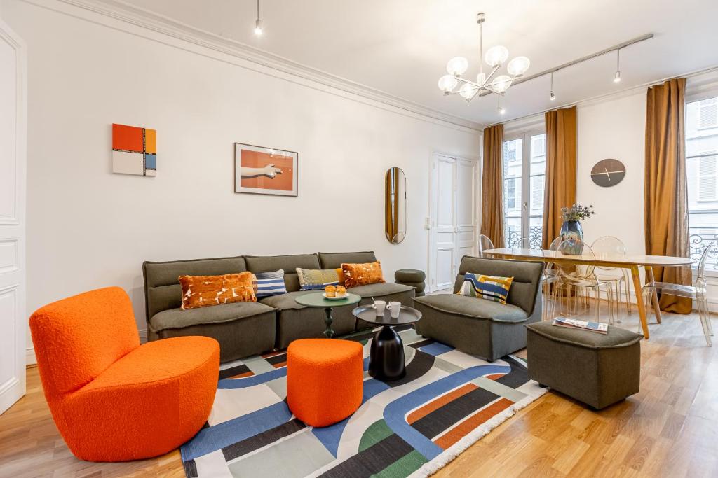 巴黎Sweet Inn - Lescot的客厅配有沙发、椅子和桌子