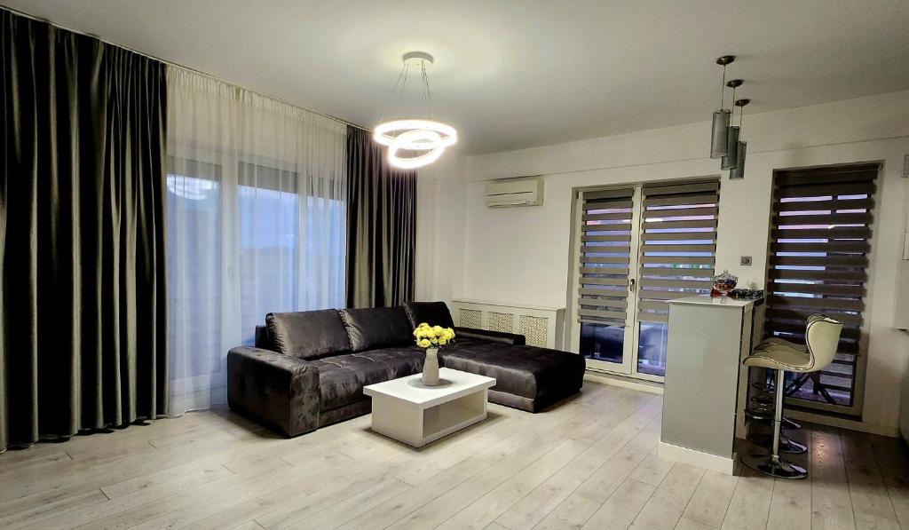 布加勒斯特Nicho Residence Bucurestii Noi的客厅配有沙发和桌子