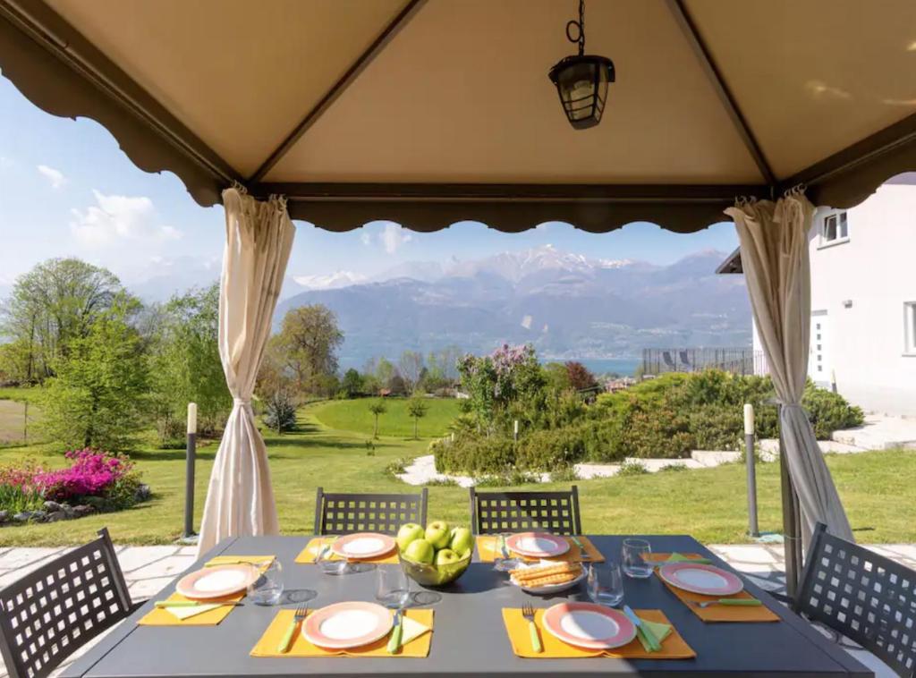 科利科Legnoncino Holiday Home- Lake Como的山景凉亭内的桌子
