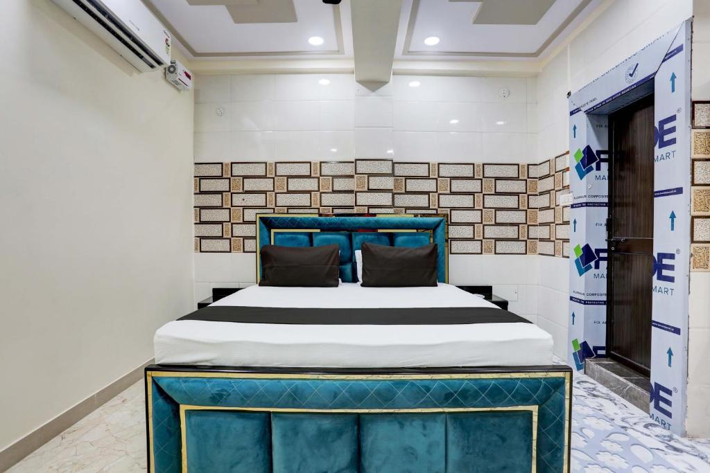 坎普尔OYO Flagship Hotel M. R Galaxy的一间位于客房内的蓝色床卧室