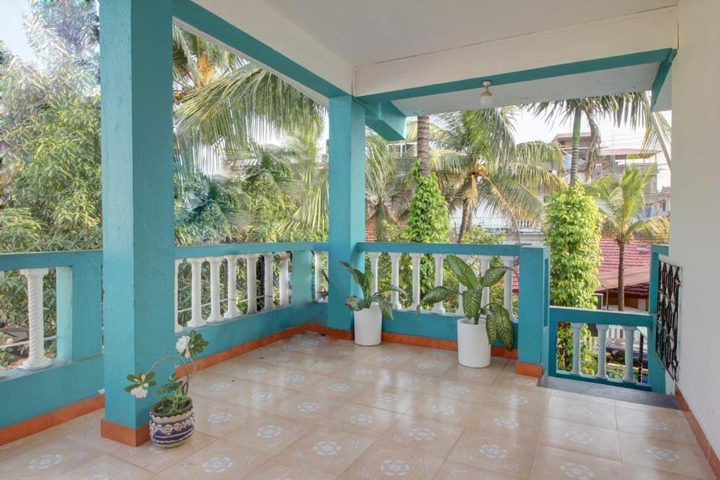 巴加Comfort Holiday Home的阳台拥有蓝色的墙壁和植物,