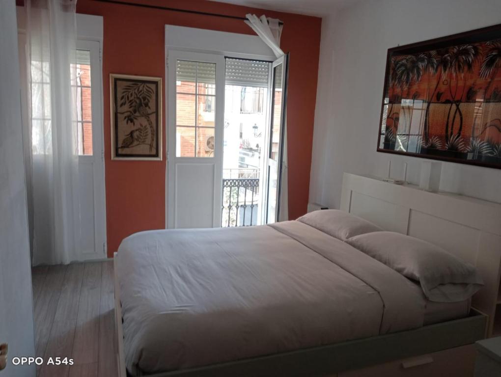 瓦伦西亚Valencia Canyamelar Beach Apartments的卧室在门前配有一张大床