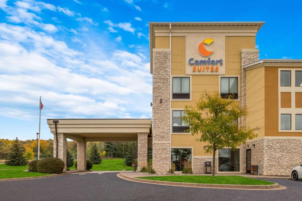 哈德森Comfort Suites Hudson I-94的带有庭院酒店标志的酒店大楼