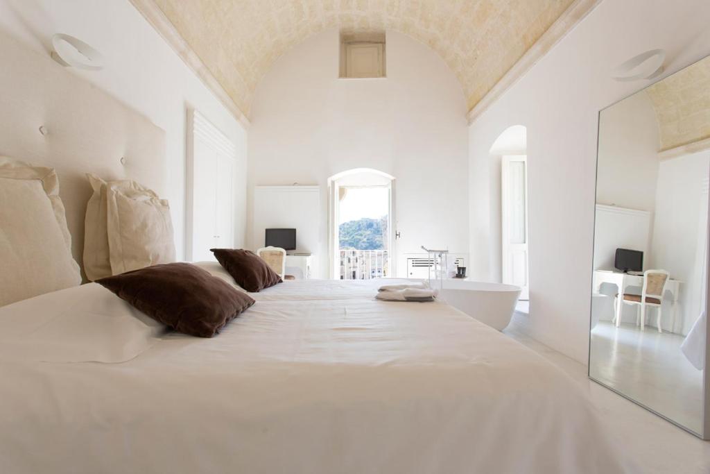 马泰拉Sant'Angelo, Matera的一间白色的大卧室,配有一张白色的大床