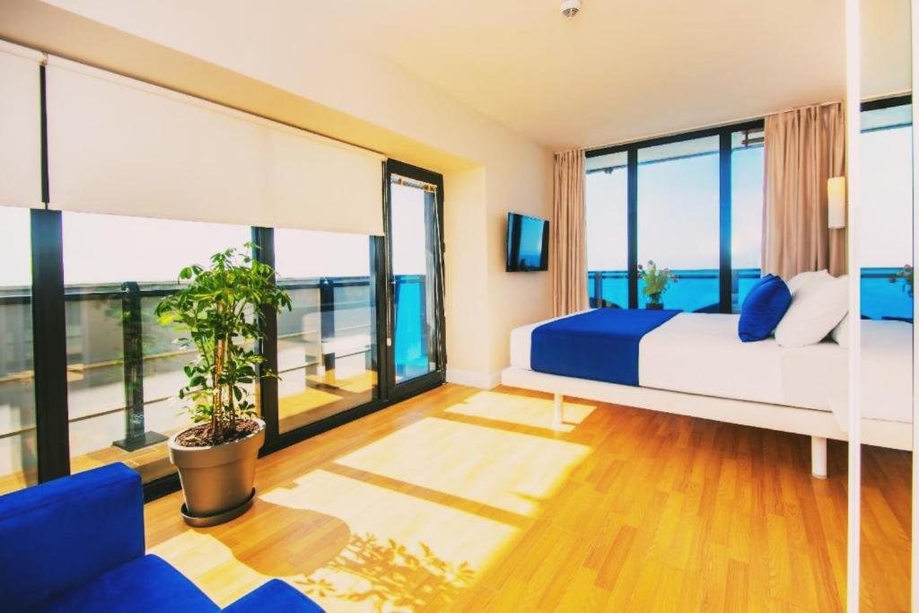 巴统ORBI CiTY-sea view aparthotel的一间卧室设有一张床和一个大窗户