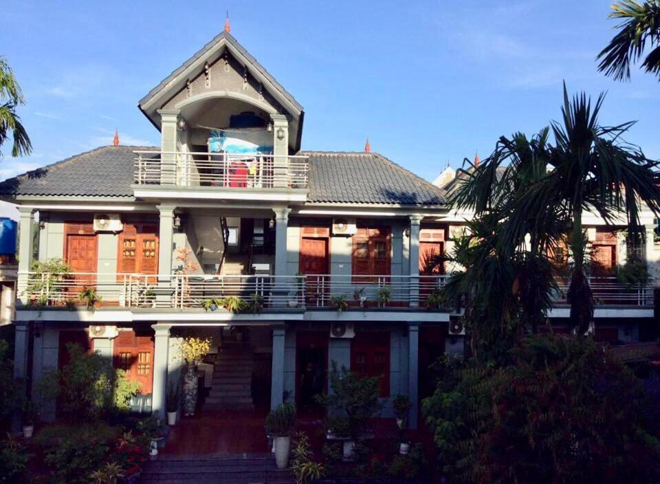 Nhà Nghỉ Phương Chi Mạo Khê的带阳台的大房子